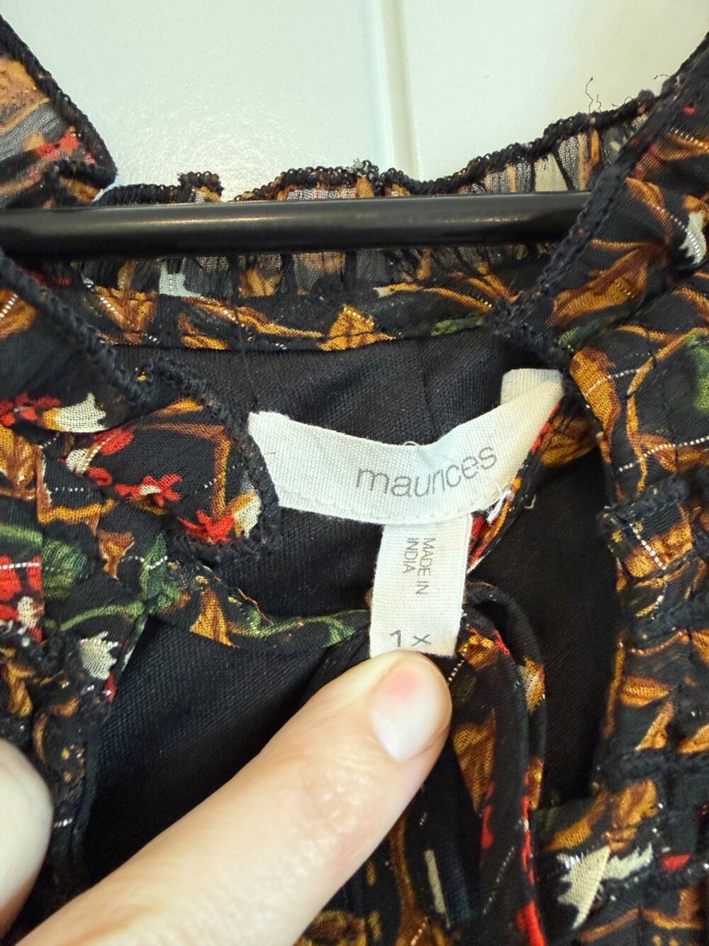Maurice's beautiful long-sleeve floral blouse with a ruffled neckline. Size 1x - Picture 4 of 8